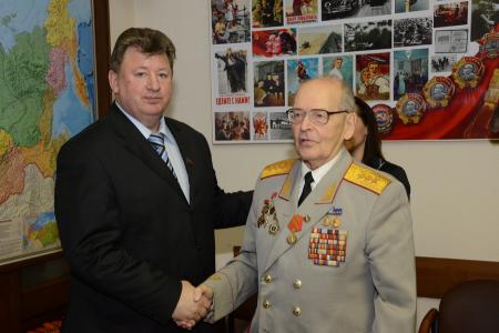 Москва. В канун 23 февраля депутаты-коммунисты поздравили ветеранов Вооруженных Сил и представителей военно-промышленного комплекса России 