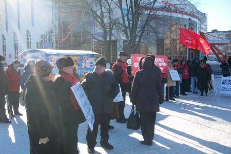 В Старом Осколе состоялся пикет под лозунгом "Детям войны - достойную жизнь!"
