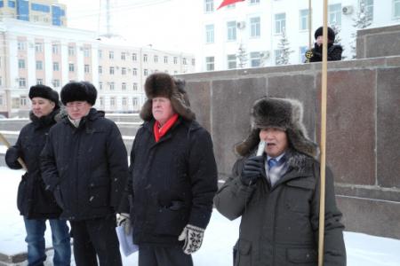В Якутске состоялся митинг, посвященный 96-й годовщине Советской Армии и Военно-Морского Флота