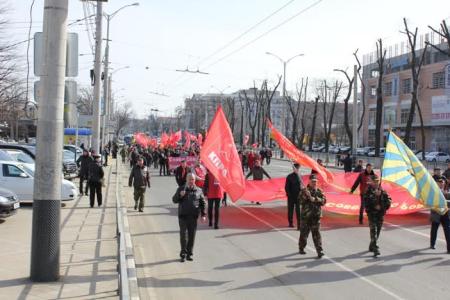 Краснодар: «Слава Советской Армии и Военно-Морскому Флоту! Правительство Медведева – в отставку! Братский народ Украины, мы – с тобой!»