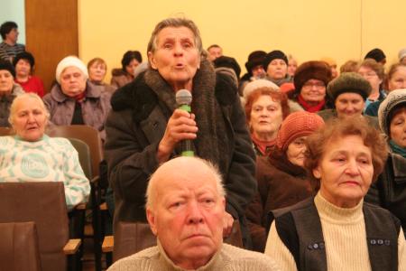 Псковская область. Коммунисты приняли участие в сходе граждан с требованием восстановить больницу в поселке Локня