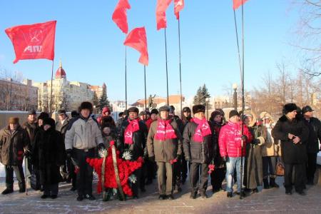 Коммунисты Челябинска возложили цветы к Вечному огню и провели круглый стол, посвященный достижениям Советской Армии