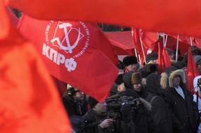 Депутаты-коммунисты Госдумы и жители Москвы пришли к посольству США с требованием: "Прекратить вмешательство во внутренние дела братской Украины!"