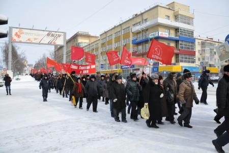 День Советской Армии и Военно-морского флота: Новосибирские коммунисты провели шествие по Красному проспекту