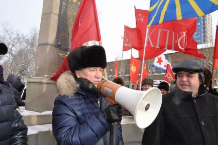 День Советской Армии и Военно-морского флота: Новосибирские коммунисты провели шествие по Красному проспекту