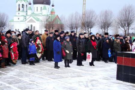 Ленинградская область. Коммунисты города Сланцы возглавили общегородскую колонну в день празднования юбилейной годовщины освобождения города от фашистских захватчиков