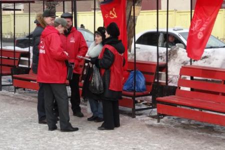 Коммунисты Красноярска провели акции в День Советской Армии и Военно-Морского Флота