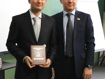 Д.Г. Новиков вручил дипломы выпускникам Центра политической учебы