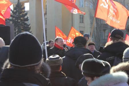 Волгоградцы собрали на билет для губернатора два ведра мелочи