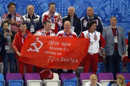 Associated Press: Г.А.Зюганов и представители КПРФ защитили Знамя Победы во время церемонии чествования наших спортсменов на олимпийском стадионе "Айсберг"
