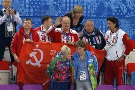 Associated Press: Г.А.Зюганов и представители КПРФ защитили Знамя Победы во время церемонии чествования наших спортсменов на олимпийском стадионе "Айсберг"