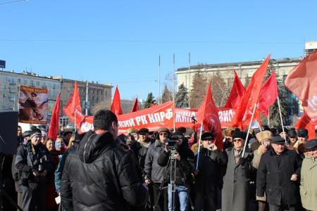 Волгоградцы собрали на билет для губернатора два ведра мелочи
