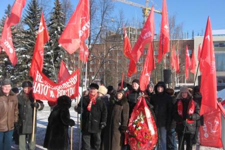 Советская Армия, слава тебе! Народ Украины, мы братья навек! Пермские коммунисты провели митинг в честь 96-й годовщины образования Советской Армии и Военно-Морского Флота