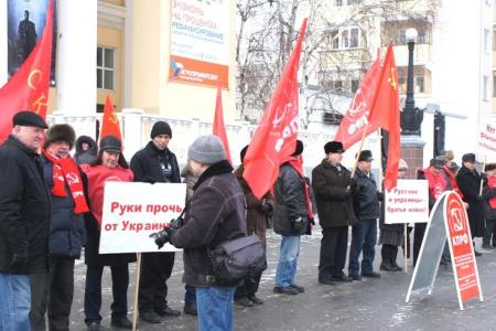 Майдан не пройдет! В Кургане коммунисты и их сторонники провели пикет в защиту братского украинского народа