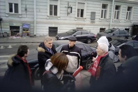 Санкт-Петербург. За подлинное единство! Коммунисты  и участники ВСД «Русский Лад» продолжают серию пикетов у консульств западных государств, несмотря на  прессинг со стороны полиции