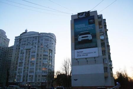 В годовщину сноса памятника В.И. Ленину в Белгороде, на главной улице города появился баннер – «Ленин жив!»