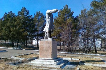 Забайкальский край. В поселке Первомайский Шилкинского района вандалы изуродовали и подожгли памятник В.И. Ленину