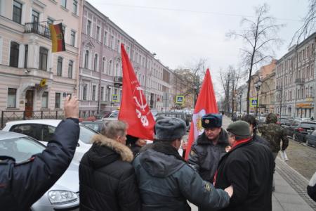 Санкт-Петербург. Истерика «правоохранителей»: Полицией разогнан пикет коммунистов у Генконсульства ФРГ