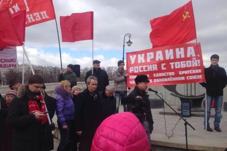 «Процесс восстановления СССР запущен!». Московские коммунисты провели пикет у здания Еврокомиссии в поддержку волеизъявления жителей Крыма