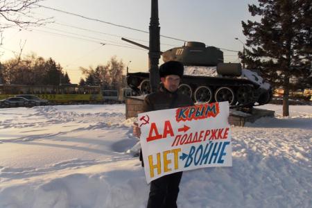 «Фашизм на Украине не пройдёт!». Алтайские комсомольцы проводят одиночные пикеты 