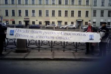 Санкт-Петербург. За подлинное единство! Коммунисты  и участники ВСД «Русский Лад» продолжают серию пикетов у консульств западных государств, несмотря на  прессинг со стороны полиции