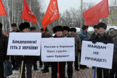 «Фашизм не пройдет!». Томские коммунисты провели пикет солидарности с украинским народом