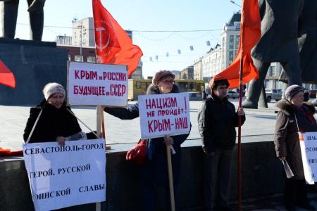 Новосибирцы приветствовали воссоединение Крыма и России. Депутаты Госдумы А.Е.Локоть и С.П.Обухов отметили значение денонсации Беловежского соглашения коммунистической Думой в 1996 году