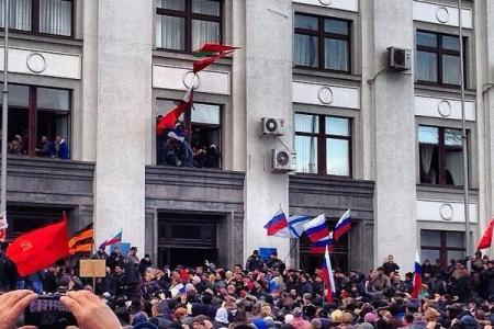 Митингующие в Луганске, Донецке и Симферополе с российскими и красными флагами СССР скандируют «Россия!»