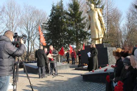 Герои рядом с нами. Член ЦК КПРФ, первый секретарь Псковского обкома КПРФ Александр Рогов провел параллель между героями Великой Отечественной войны и сегодняшними отважными бойцами «Беркута» на Украине
