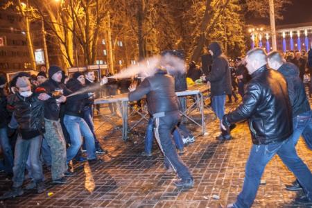 Донецк. Как же довели русских. Майдано-бандеровский "поезд дружбы" схлестнулся с участниками митинга за союз с Россией. Есть жертвы