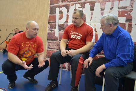 Вологда. Денис Оглоблин из спортклуба КПРФ выиграл турнир по пауэрлифтингу