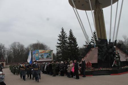 Венки и живые цветы возложили к памятнику 6-й роте коммунисты Псковского областного отделения КПРФ