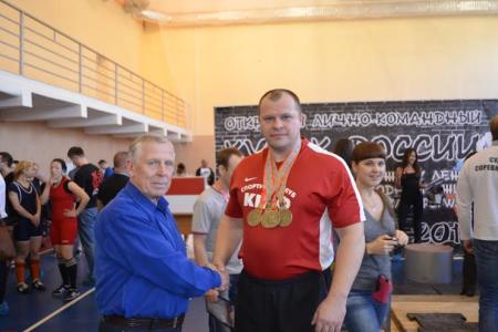 Вологда. Денис Оглоблин из спортклуба КПРФ выиграл турнир по пауэрлифтингу