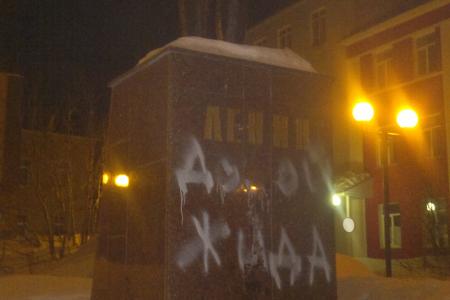 Акту вандализма подвергся памятник Ленину в Кировске Мурманской области