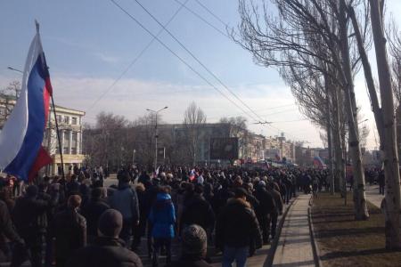 Митингующие в Луганске, Донецке и Симферополе с российскими и красными флагами СССР скандируют «Россия!»
