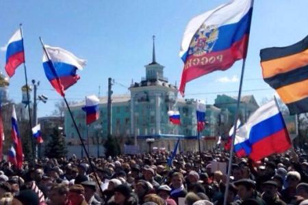 Митингующие в Харькове заявили о намерении бороться за создание Юго-восточной федеративной республики в составе Украины. В Одессе сторонники России забросали майданцев яйцами.  В Донецке антимайдан заблокировал ж.-д. пути