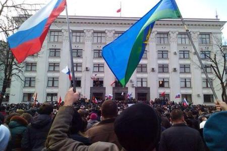 Митингующие в Луганске, Донецке и Симферополе с российскими и красными флагами СССР скандируют «Россия!»