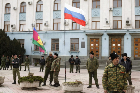 Митингующие в Луганске, Донецке и Симферополе с российскими и красными флагами СССР скандируют «Россия!»