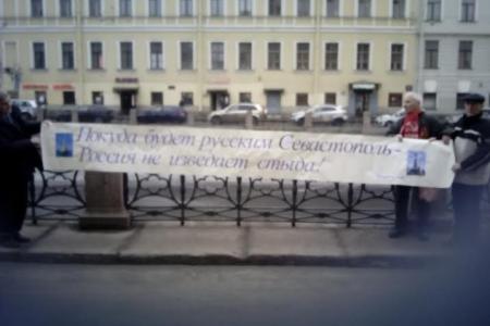 Санкт-Петербург. За подлинное единство! Коммунисты  и участники ВСД «Русский Лад» продолжают серию пикетов у консульств западных государств, несмотря на  прессинг со стороны полиции