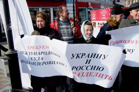 Татарстан, Казань: «Референдуму в Крыму – международное признание!»,  «Россию и Украину – не разделить!»