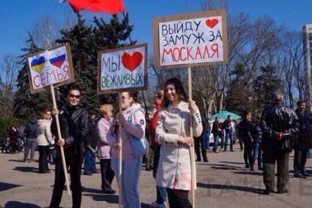 Митингующие в Харькове заявили о намерении бороться за создание Юго-восточной федеративной республики в составе Украины. В Одессе сторонники России забросали майданцев яйцами.  В Донецке антимайдан заблокировал ж.-д. пути