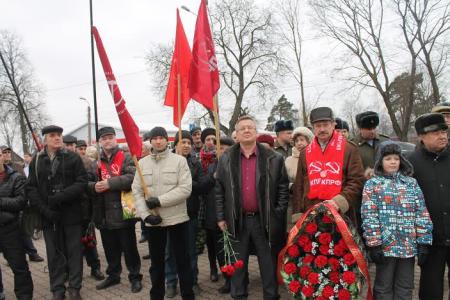 Венки и живые цветы возложили к памятнику 6-й роте коммунисты Псковского областного отделения КПРФ