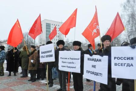 «Фашизм не пройдет!». Томские коммунисты провели пикет солидарности с украинским народом