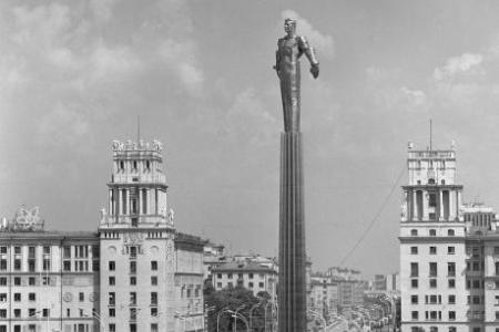 Юрий Гагарин - наш человек в космосе. Первому в мире космонавту 9 марта исполнилось бы 80 лет
