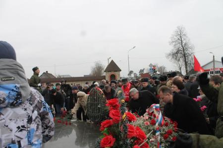 Венки и живые цветы возложили к памятнику 6-й роте коммунисты Псковского областного отделения КПРФ
