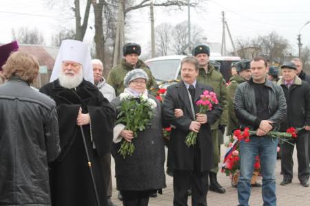 Венки и живые цветы возложили к памятнику 6-й роте коммунисты Псковского областного отделения КПРФ