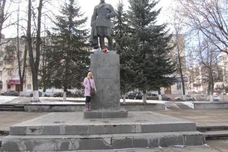 Цветы к памятнику Я.М.Свердлову в Костроме