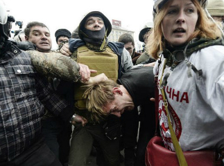 Лицом к лицу с "мирным майданом”. Коммунисты своих не бросают. Раненого лидера коммунистов Львова удалось переправить в Москву