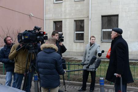 «Нет фашизму на Украине!». В Москве возле посольства братской республики состоялась встреча с депутатами фракции КПРФ