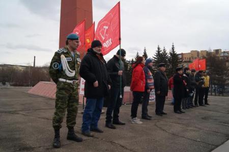 Комсомольцы Красноярска провели митинг под девизом «Скажи «Нет!» неонацизму!»